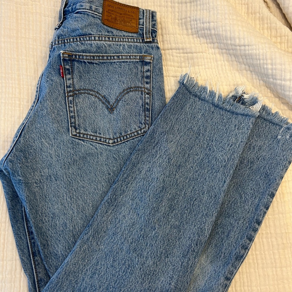 Levi's Women's Light Blue Cropped Jeans
